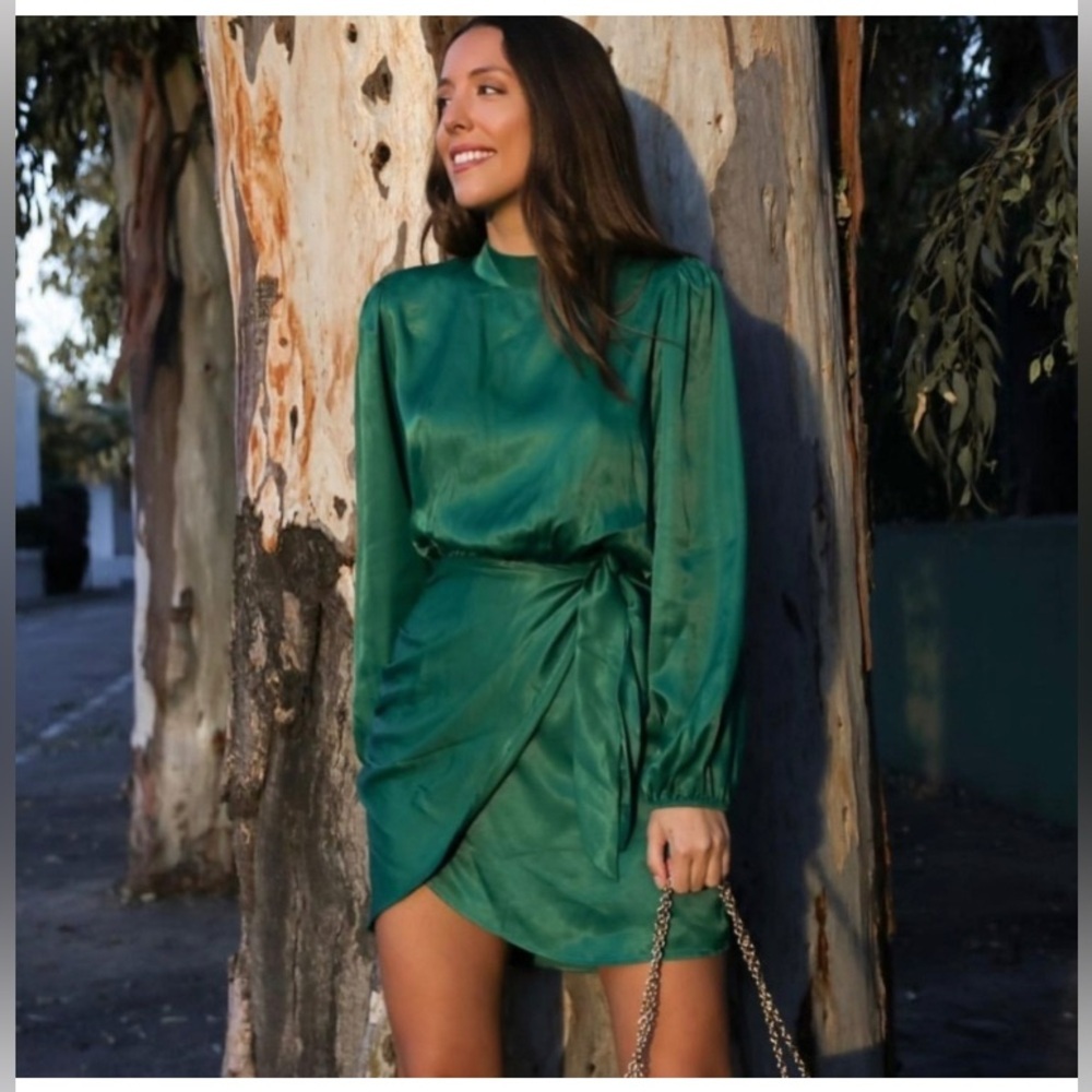 Green wrap dress 👗 - Picture 2 of 8